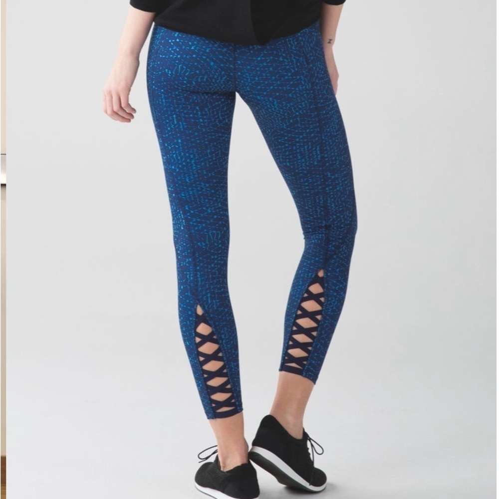 Lululemon Pure Practice Pant Size 4 Samba Snake Kayak Blue Hero Blue / Hero Blue